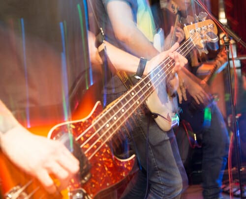 フランスのコンサートでベースギターを演奏する人々のグループ。 フランスのコンサートでベースギターを演奏する人々のグループ。