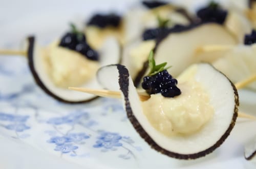 白いプレートにブラックベリー、クリーム、そしてフランス風の優雅さを添えた一品。