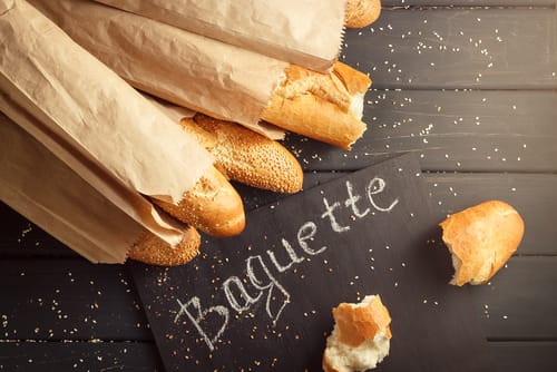 フランスの黒板と木のテーブルの上にバゲット。