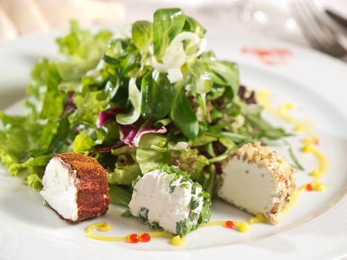 フレンチサラダが乗った白いお皿。 フレンチサラダが乗った白いお皿。