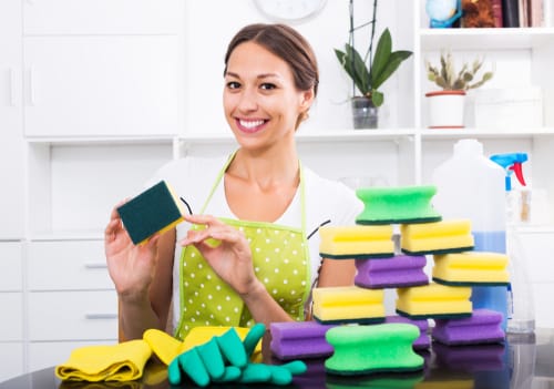 フランスで女性が大量の掃除用スポンジを抱えている。