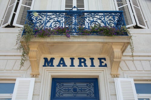 mairie と書かれたフランスの建物。 mairie と書かれたフランスの建物。