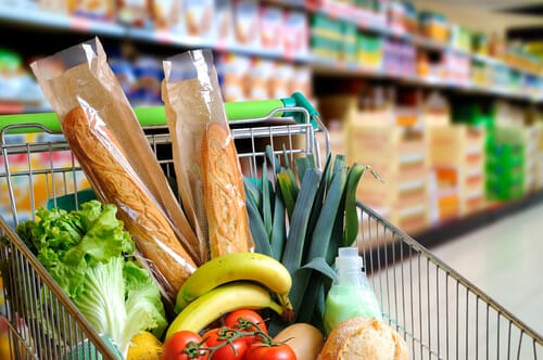 フランスの食料品店の食料品でいっぱいのショッピング カート。 フランスの食料品店の食料品でいっぱいのショッピング カート。