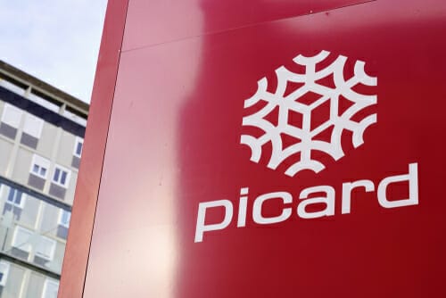 フランスの建物の前にある「ピカール」と書かれた赤い看板。