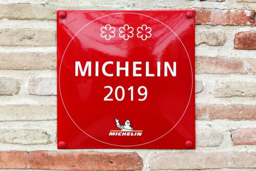 michelin 2019と書かれたフランスの赤いプレート。 michelin 2019と書かれたフランスの赤いプレート。