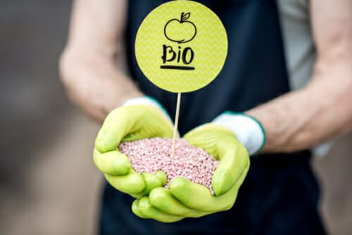 フランスで「bio」と書かれた看板を持つ男性。