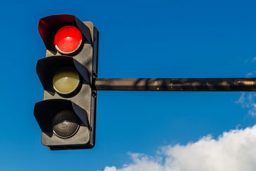 フランスの赤信号と青信号のある信号機。