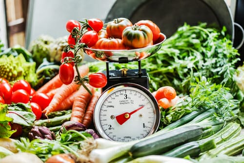 フランスでは、山盛りの野菜の上に秤が置かれている。