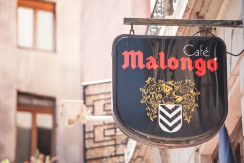 建物の側面にフランスカフェマロンゴの看板がかかっています。 建物の側面にフランスカフェマロンゴの看板がかかっています。