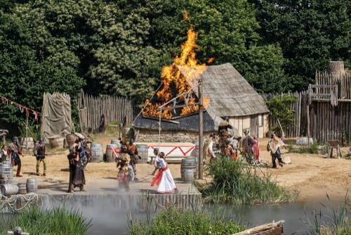 フランスで火の前に立つ人々のグループ。 フランスで火の前に立つ人々のグループ。