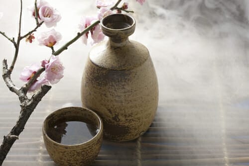 日本茶とフランスの花が描かれたカップ。