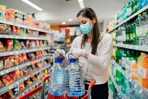 フランスのスーパーマーケットでマスクをした女性が買い物をしている。 フランスのスーパーマーケットでマスクをした女性が買い物をしている。