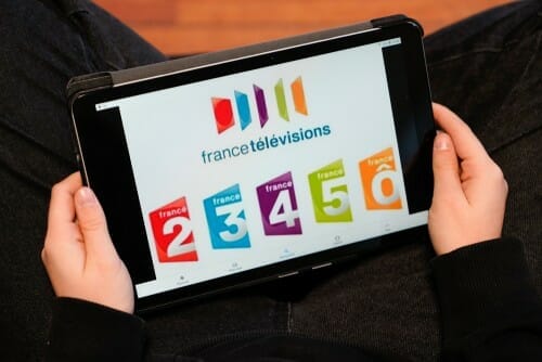 フランスのテレビのロゴが入った iPad を持っている人。

キーワード: フランス