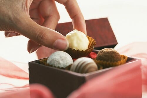 手にはフランスからのチョコレートの箱が握られています。