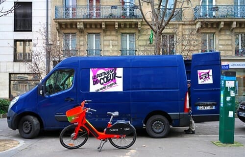 フランスでは、青いヴァンが自転車の前に駐車されています。 フランスでは、青いヴァンが自転車の前に駐車されています。