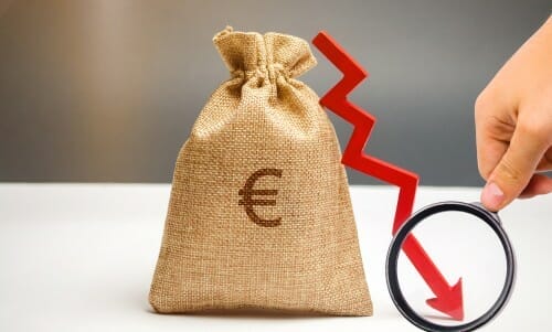 フランスでユーロ記号の付いたバッグの上に虫眼鏡をかざしている人。 フランスでユーロ記号の付いたバッグの上に虫眼鏡をかざしている人。