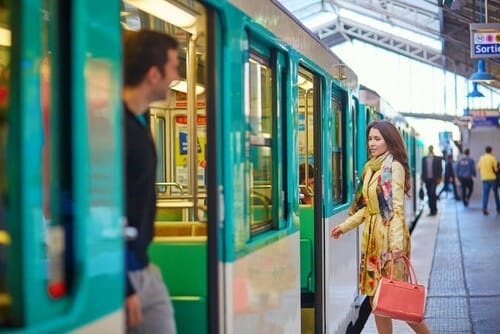 フランスの電車の隣に立つ女性と男性。 フランスの電車の隣に立つ女性と男性。