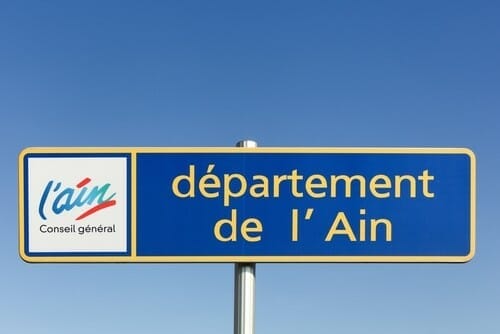 Un panneau bleu indiquant 「フランスのデパート」。 Un panneau bleu indiquant 「フランスのデパート」。