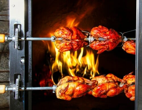 フランスで薪オーブンで焼かれる鶏の串焼き。