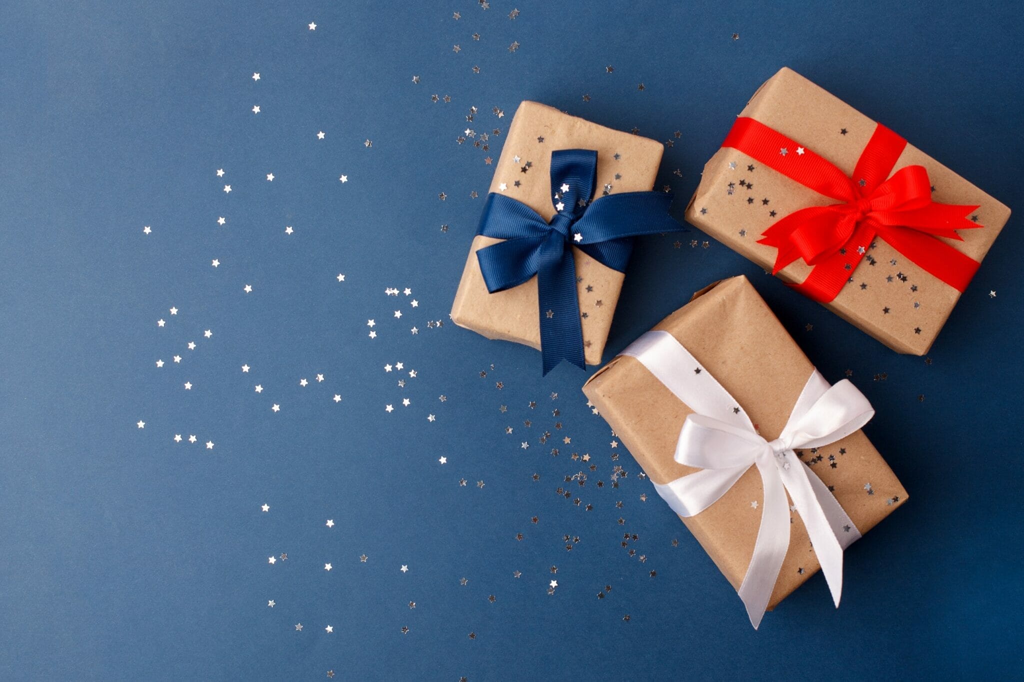 フランスの青い背景にリボンが付いた 3 つのギフト ボックス。