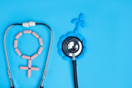 フランスの青い背景に聴診器と錠剤。