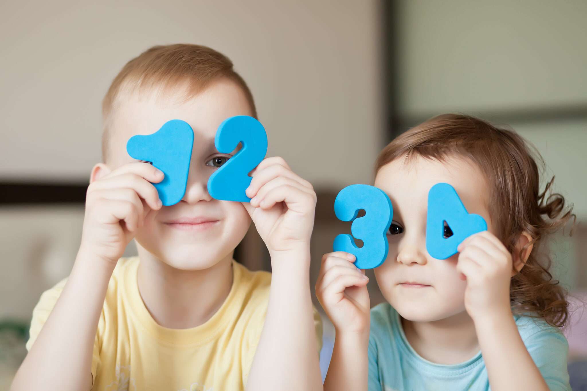 フランス国旗を表す青い数字を目の前に持つ 2 人の子供。