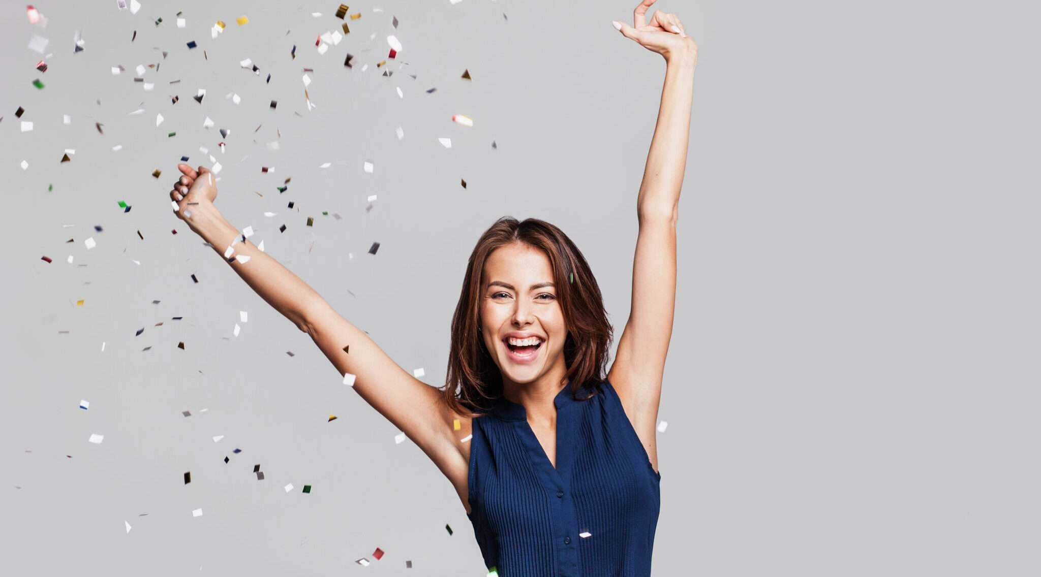 フランスで紙吹雪で祝う若い女性。