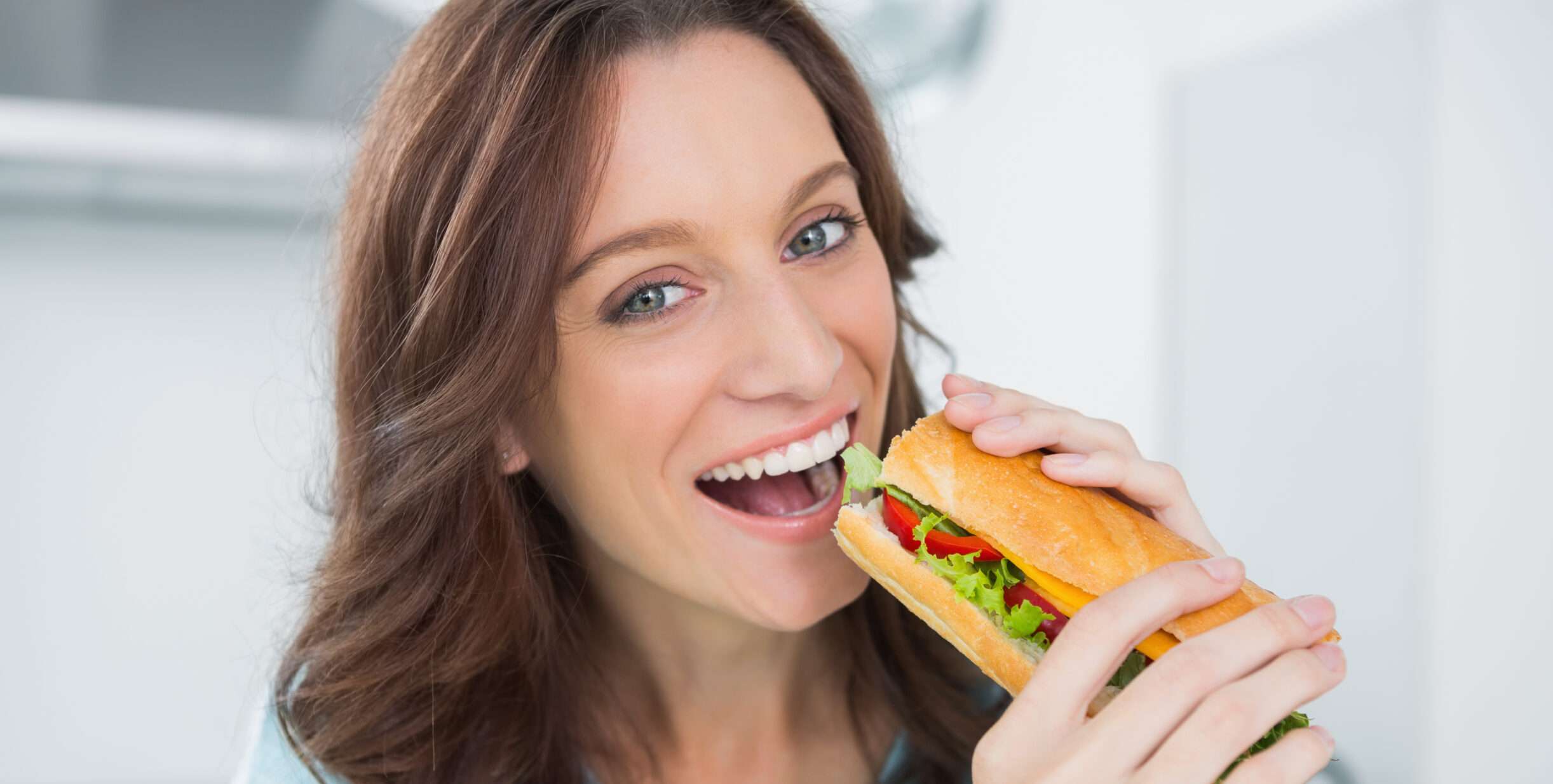 フランスから来た女性がキッチンでサンドイッチを食べています。