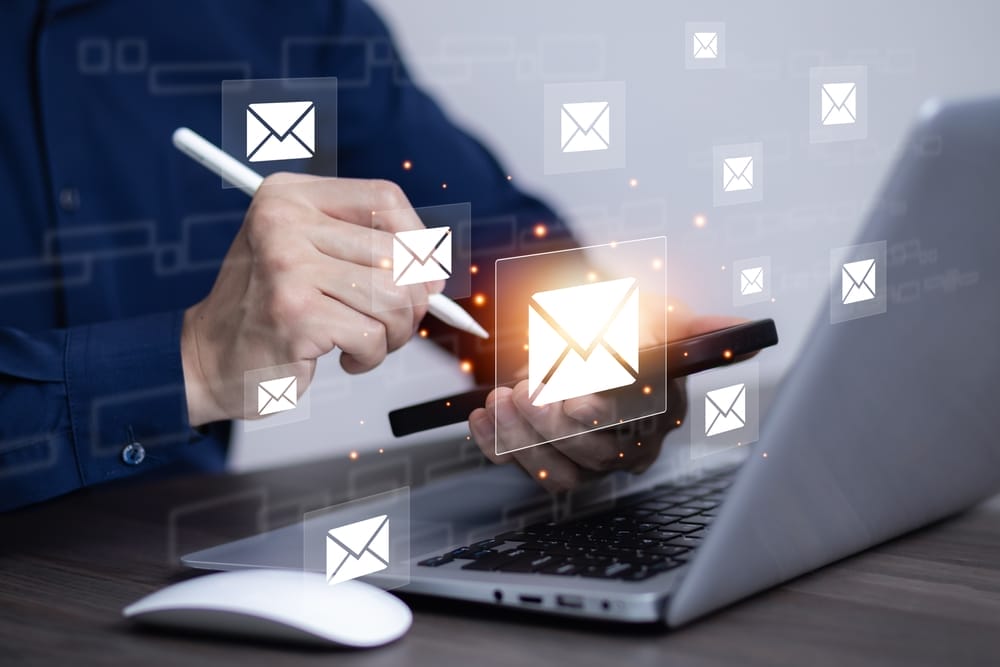 スマートフォンとノートパソコンを使い、メールアイコンが浮かんでいる人物。現代社会におけるシームレスなデジタルコミュニケーションを象徴し、フランスのパリのおしゃれなカフェでコーヒーを飲んでいる様子を彷彿とさせます。. スマートフォンとノートパソコンを使い、メールアイコンが浮かんでいる人物。現代社会におけるシームレスなデジタルコミュニケーションを象徴し、フランスのパリのおしゃれなカフェでコーヒーを飲んでいる様子を彷彿とさせます。.