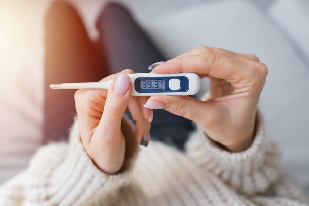 フランスでは、季節外れの暖かい気候を反映して、39.3℃を示すデジタル温度計を持っている人がいます。.