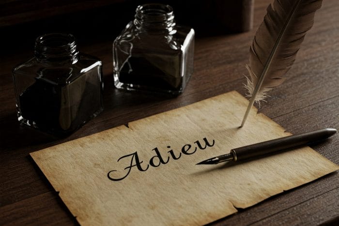古い木製のテーブルに置かれた、Adieuと書かれた手書きのメモと鍵