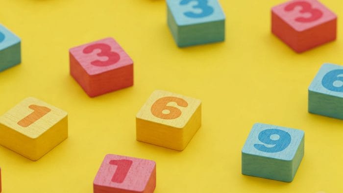 フランス語の数字がデザインされたカラフルなブロック