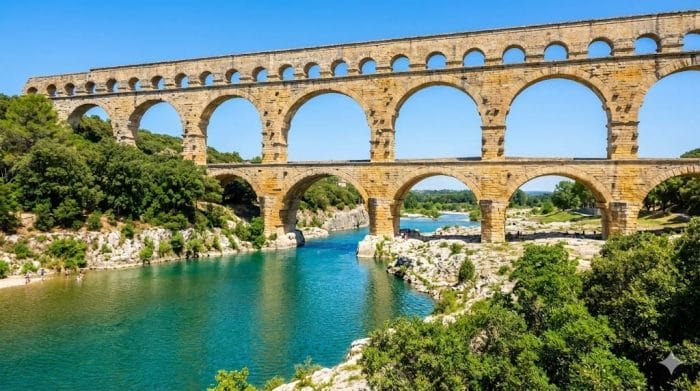 青空の下、ガルドン川に架かる古代ローマの水道橋ポン・デュ・ガール