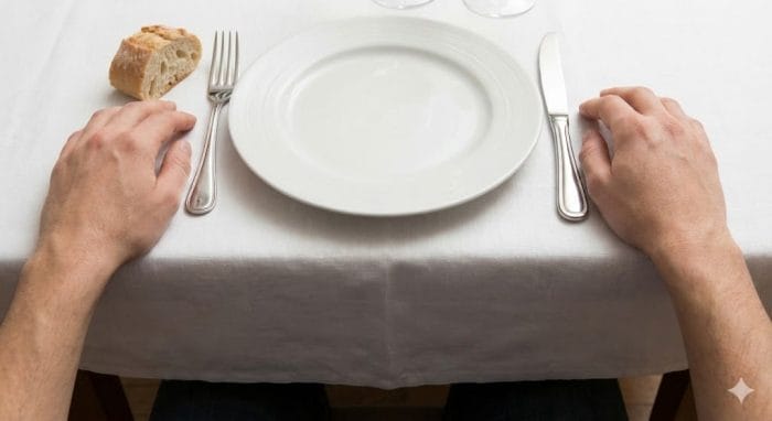 フランス式テーブルマナーのクロースアップ、手首の位置とパンの置き方